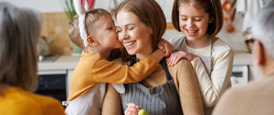 niños felice haciendo actividades de pascua